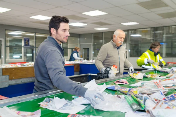 Trabalhadores da fábrica de reciclagem segregando lixo — Fotografia de Stock