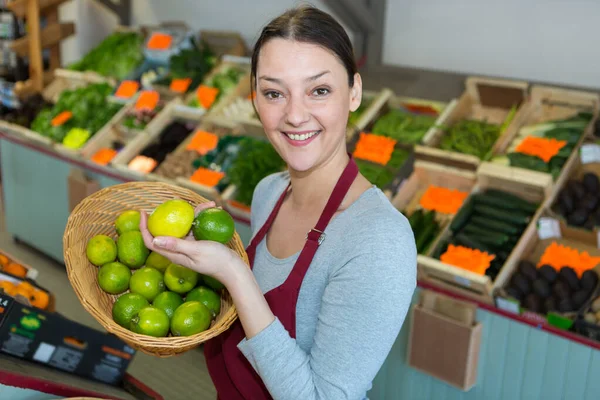 Een vrolijke glimlachende supermarkt werknemer — Stockfoto