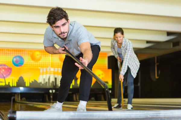 Recreatief personeel dat de bowlingbaan schoonmaakt — Stockfoto