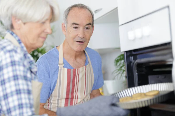 Uma família preparando um bolo — Fotografia de Stock