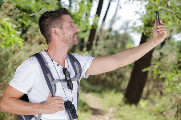 Szczęśliwy człowiek turysta robi zdjęcia selfie — Zdjęcie stockowe