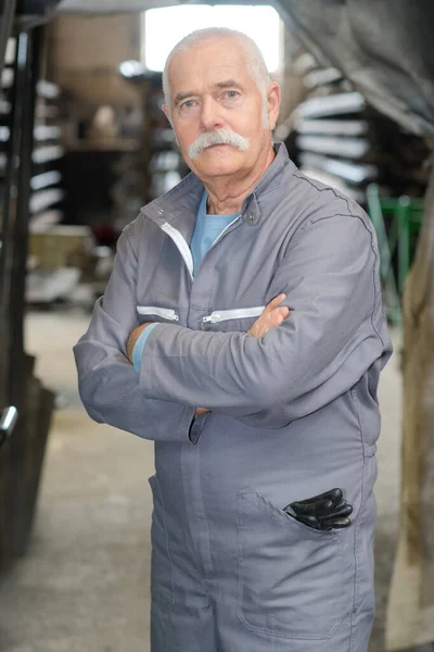 Trabalhador sénior em oficina de fabrico — Fotografia de Stock