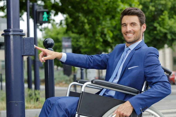 Uomo d'affari disabile premendo il pulsante del semaforo per attraversare la strada — Foto Stock