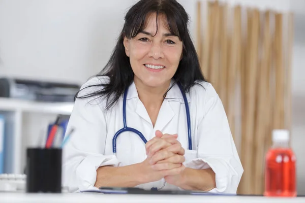 Una mujer madura médico mujer retrato — Foto de Stock