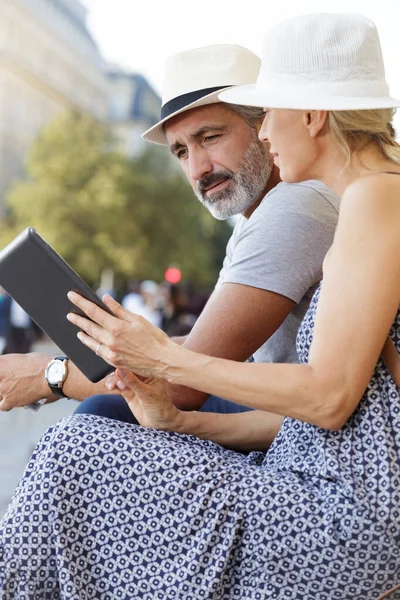 Una pareja de ancianos está al aire libre —  Fotos de Stock