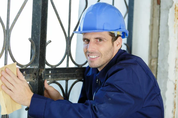 Constructor industrial trabajador pulido barrera metálica —  Fotos de Stock