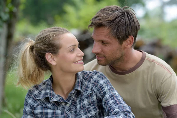 Jong koppel knuffelen in het forest — Stockfoto