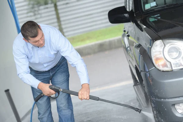 Auto wassen schoonmaken auto met behulp van hoge druk water — Stockfoto