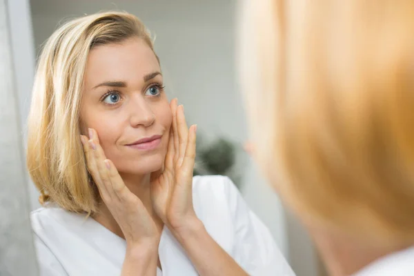 Una donna specchio e viso — Foto Stock