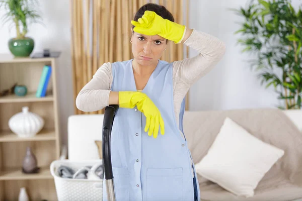 Tired woman has to clean more — Stock Photo, Image