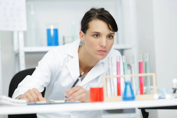 Pozytywne nastawienie kobiety w laboratorium — Zdjęcie stockowe