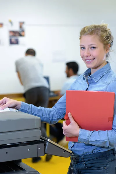 Usmívající se student dělá kopii — Stock fotografie