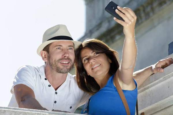 Par tar självporträtt med smarttelefon — Stockfoto