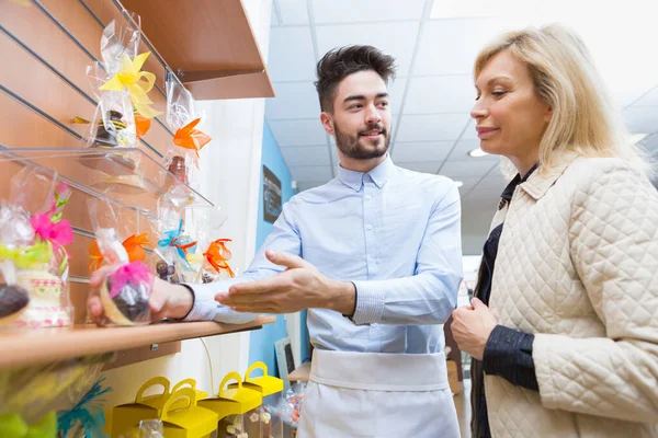 女性がチョコレートを店で買うと — ストック写真