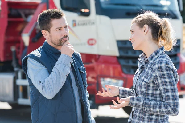 화물 감독관 과 이야기하는 트럭 운전기사 — 스톡 사진