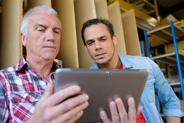 Equipe de armazém trabalhando em tablet digital no armazém — Fotografia de Stock