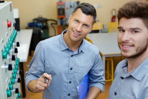 Portrait des entrepreneurs en construction dans l'usine — Photo