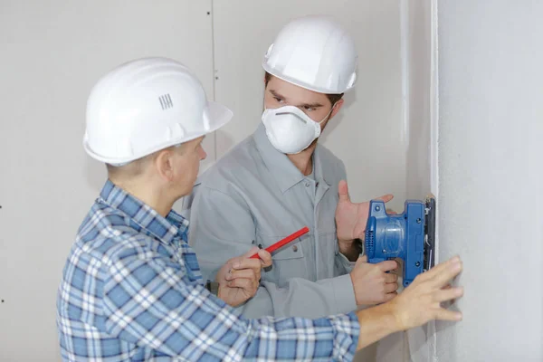 Die Wand richtig schleifen — Stockfoto