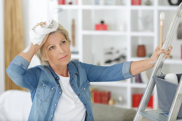 Mulher Cansada Com Papel Parede Escova — Fotografia de Stock