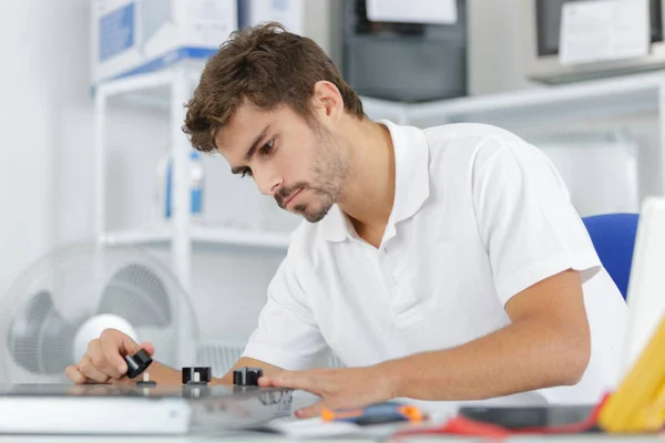 Jovem Reparador Instalando Fogão Indução Cozinha — Fotografia de Stock