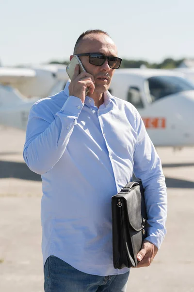 Бізнесмен Стоїть Посадковій Смузі Біля Приватного Реактивного Літака — стокове фото