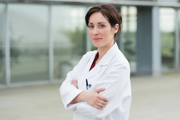 Portrait Female Doctor Building — Stock Photo, Image