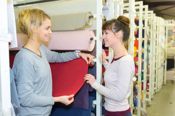 Mujer Instalación Fabricación Tela — Foto de Stock