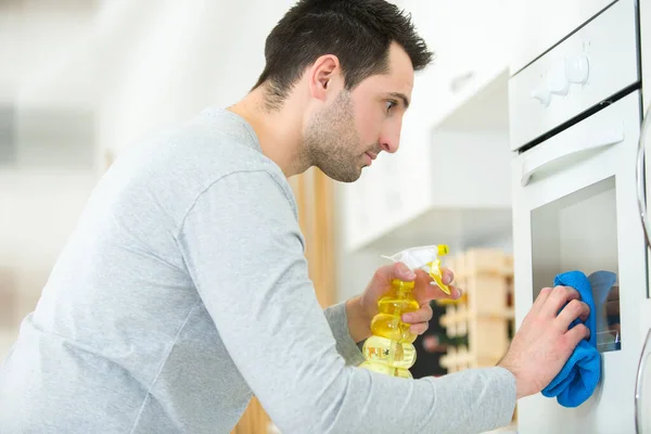 Mann Säubert Den Ofen Gründlich — Stockfoto