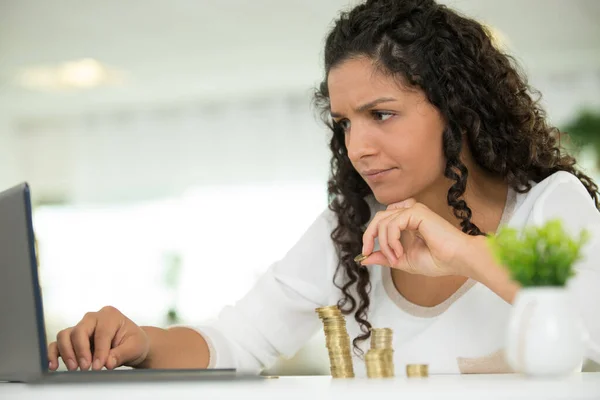 Mujer Comprueba Cuenta Bancaria Línea — Foto de Stock