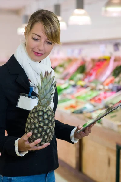 Inspektor Sprawdza Ananasa Zielonych Sklepach Spożywczych — Zdjęcie stockowe