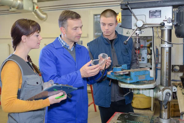 Tanár Elmagyarázza Munkavállalóknak Hogy Miért Viselnek Védőfelszerelést — Stock Fotó