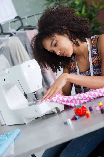 从事缝纫机工作的妇女 — 图库照片