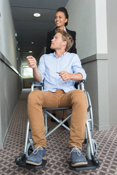 Otelde Tekerlekli Sandalyedeki Adamı — Stok fotoğraf