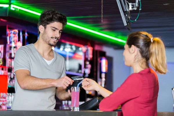 Barmen Barda Güzel Bir Müşteriyle Konuşuyor — Stok fotoğraf
