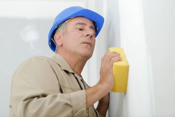 Ein Bauarbeiter Der Eine Mauer Reinigt — Stockfoto