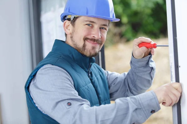 Construtor Masculino Está Aparafusando Uma Janela Pvc — Fotografia de Stock