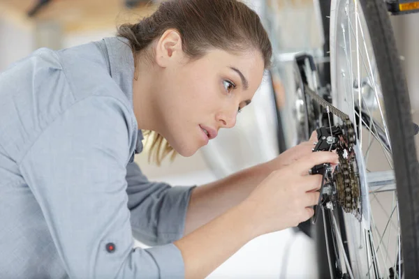 Fiets Vrouwelijke Monteur Reparatie Wiel Fiets — Stockfoto