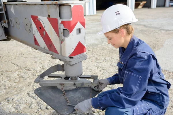 Vrouw Bevestiging Steunpoot Kraan — Stockfoto