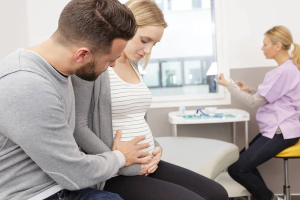 Coppia Positiva Sorridente Durante Consultazione — Foto Stock