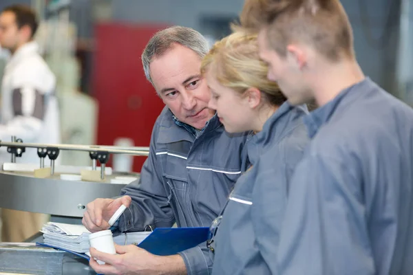 Homme Montrant Contenu Pot Plastique Aux Stagiaires Dans Usine — Photo