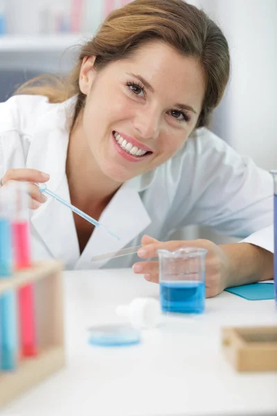 Portrait Female Scientist Preparing Microscope Slide — Stock Photo, Image