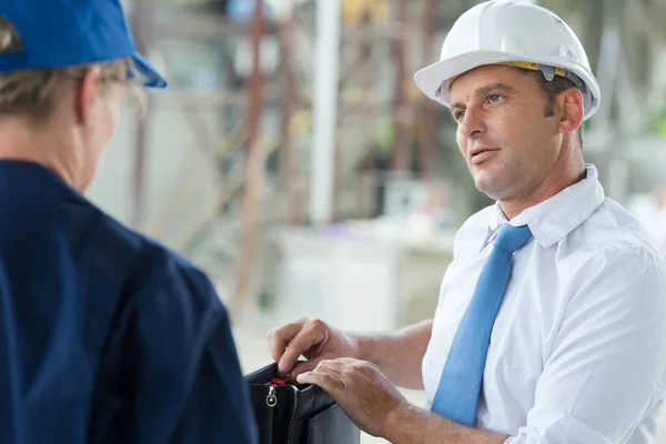 Porträt Eines Ingenieurs Gespräch Mit Einem Kollegen — Stockfoto