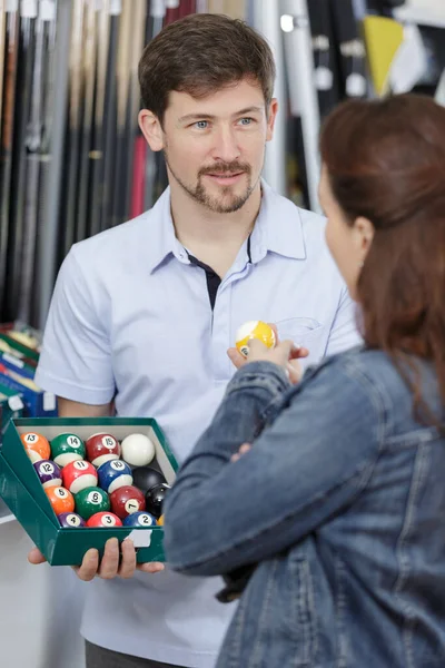 Trabajador Cliente Tienda Billar — Foto de Stock