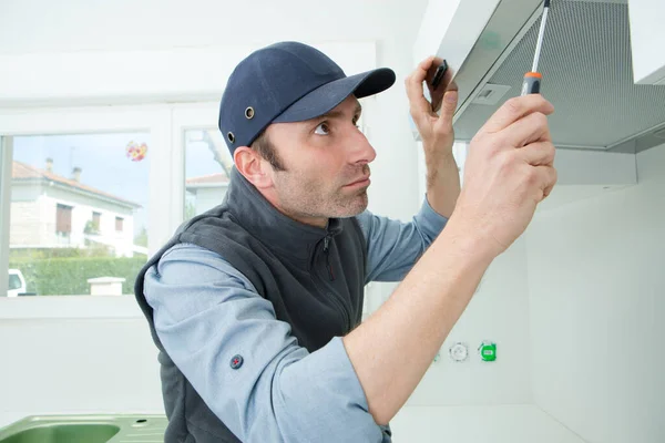 Ein Gutaussehender Mann Beim Zusammenbau Des Kabinetts — Stockfoto