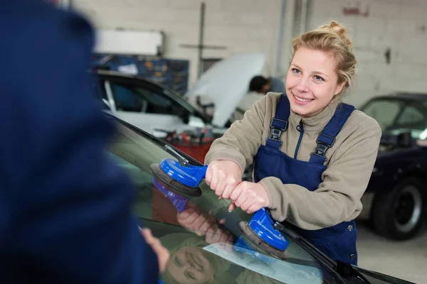 Mechanikerin Wechselt Windschutzscheibe Auto — Stockfoto