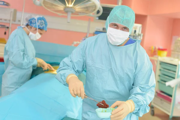 Médico Removendo Órgão Paciente — Fotografia de Stock