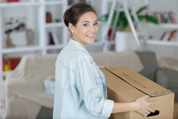 Gelukkig Jong Vrouw Verhuizen Naar Nieuw Huis — Stockfoto