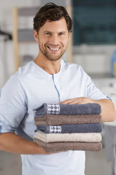 Gelukkig Huishouden Met Schone Handdoeken — Stockfoto