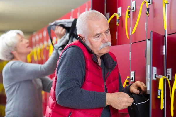 Uomo Anziano Telefono Prendere Cose Fuori Dal Armadietto — Foto Stock