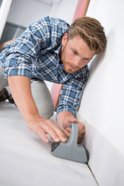 Young Man Installing Floor Carpet Cutter — Stock Photo, Image